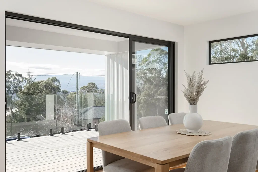 West Launceston 3침실 Brand new townhouse with city views in quiet fringe location.