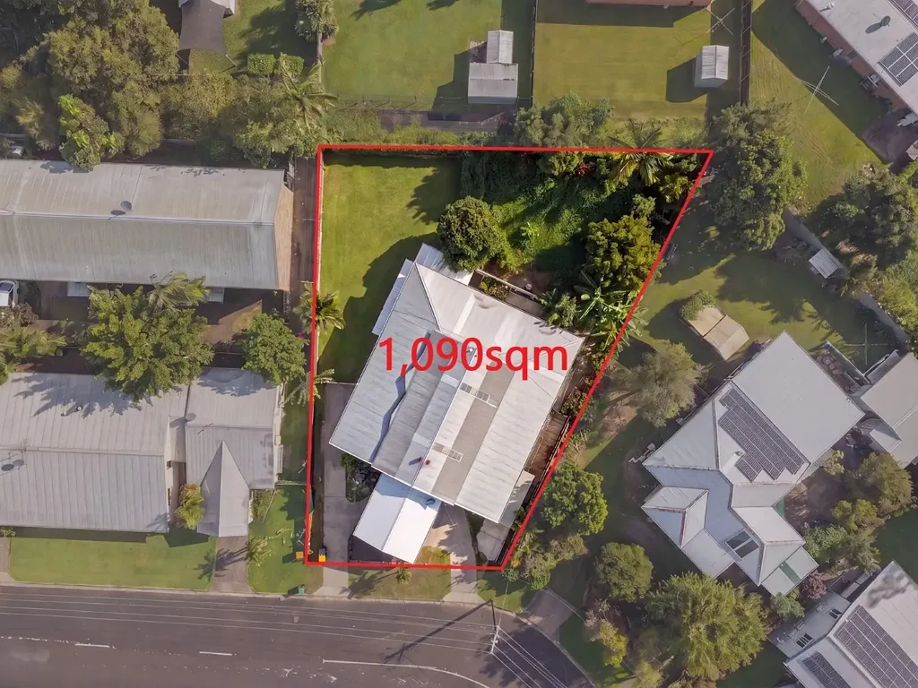 Manoora 5房  Urgent Sale- Rare Multi-Generational Property With 2 Granny Flats, Development Potential & Endless Flexibility