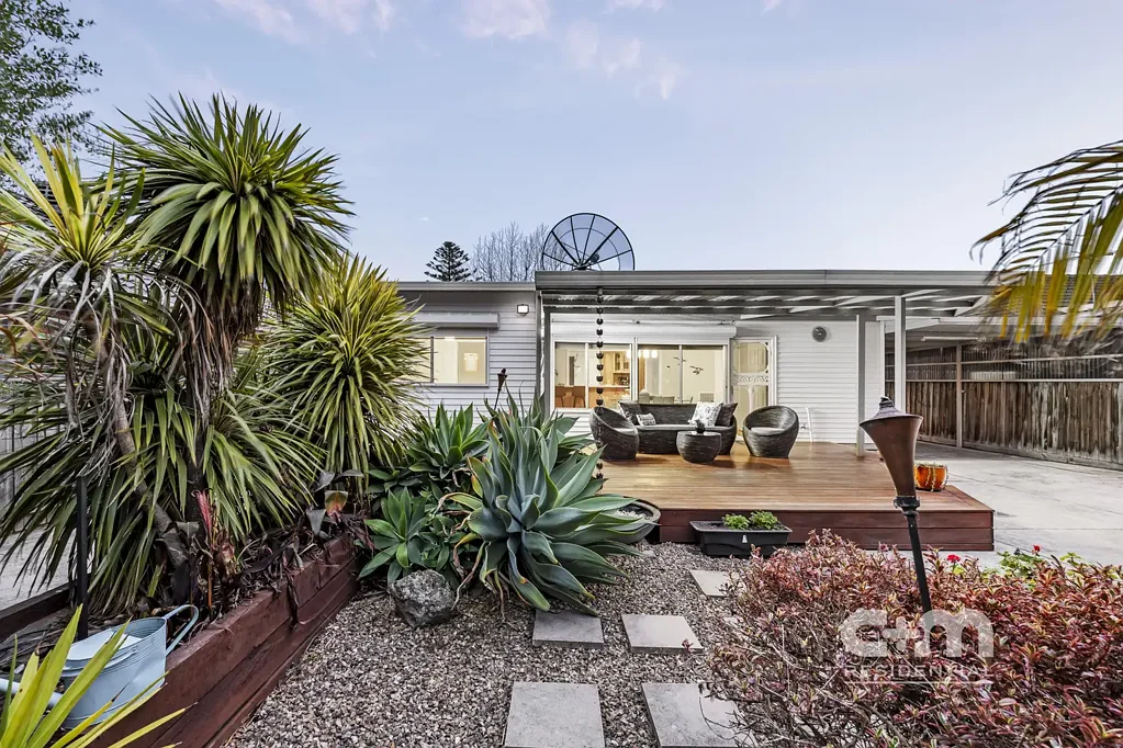 Hadfield 4ਬੈੱਡਰੂਮ A Home That Blooms With Character!