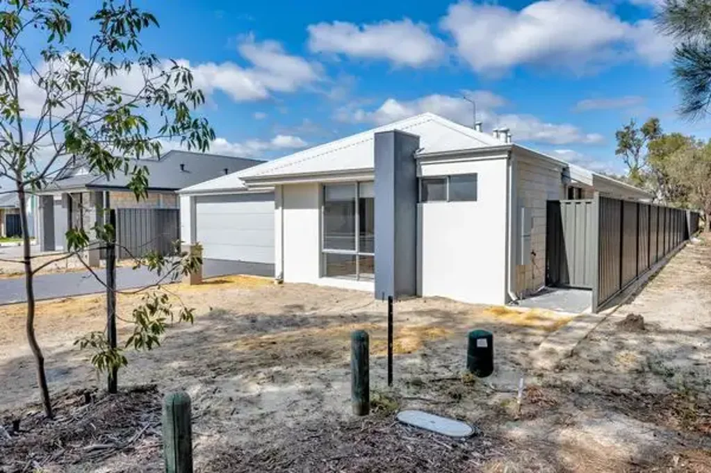 Labas ng Bahay - 24 and 24A Stringybark Loop, Coodanup, WA 6210