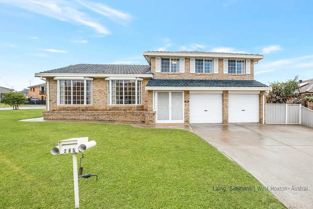 IMMACULATELY PRESENTED TRI-LEVEL 3 BEDROOM FAMILY HOME!