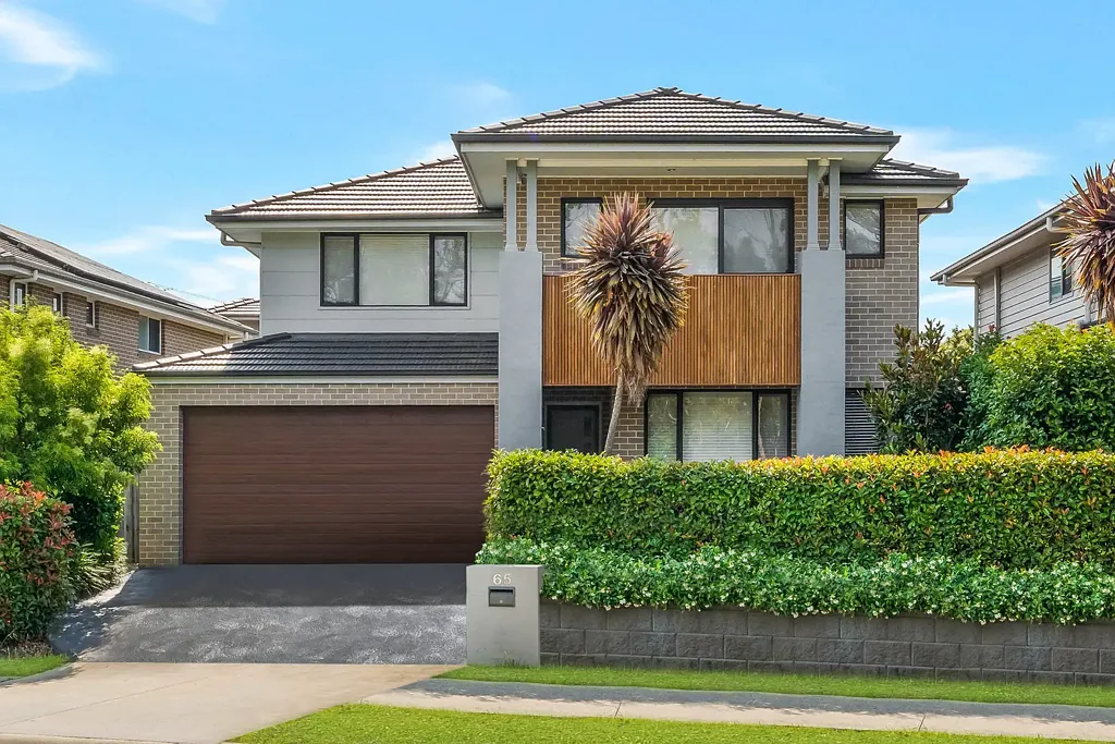 Luxurious 5 Bedroom Ex Display Home!