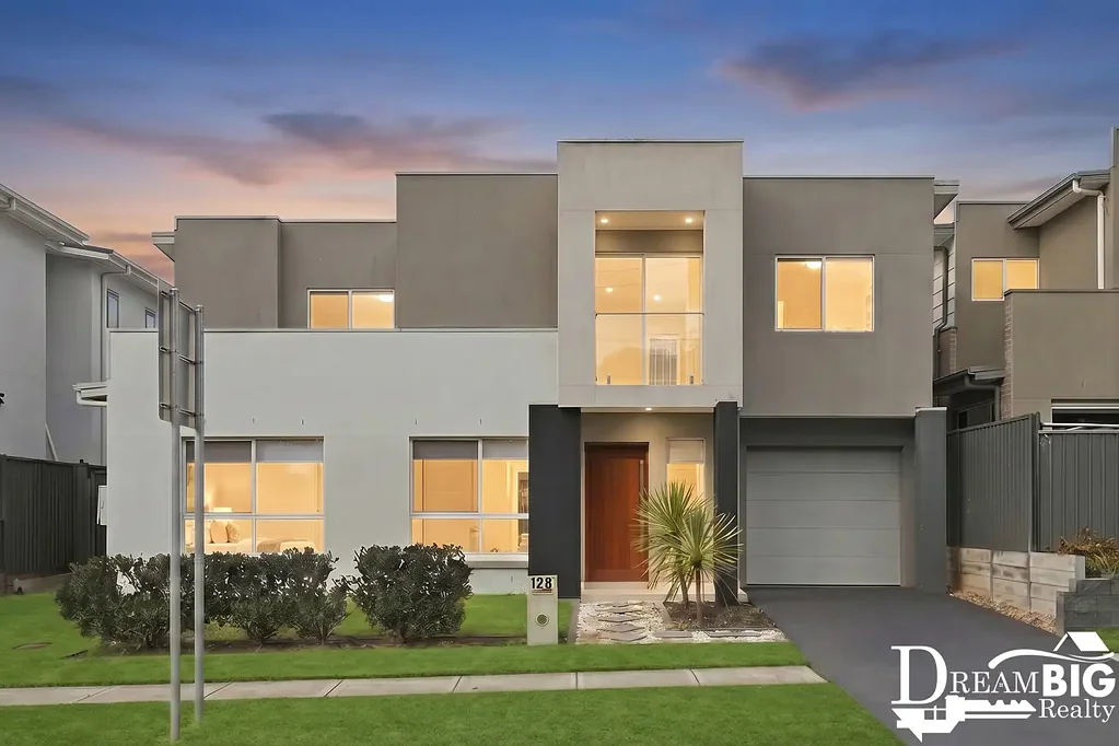 Riverstone 4房  North Facing & A Stone Throw Away From Local Schools !!