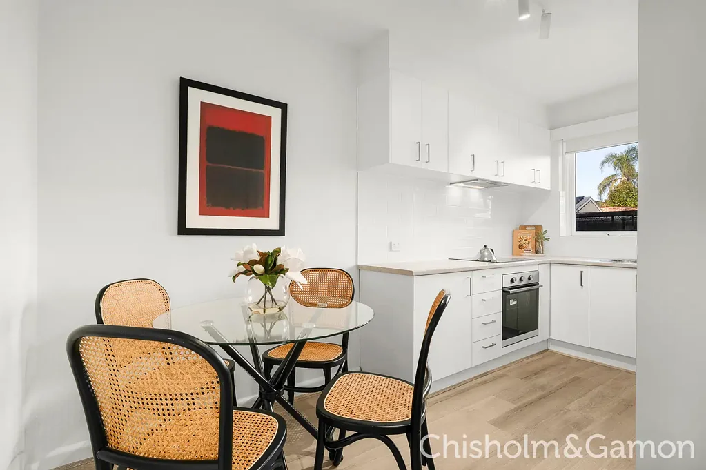 St Kilda West 2Kwarto Stylish Renovation Just Steps from the Sand – Mary Street Frontage