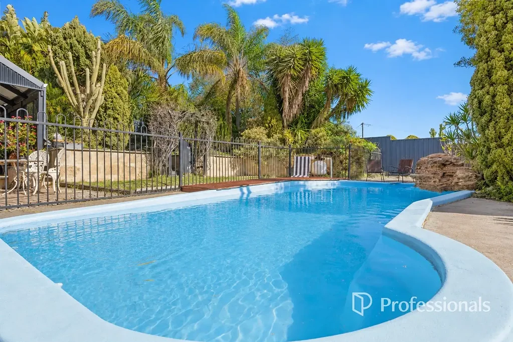 Australind 4غرفة نوم Spacious Family Living with Poolside Appeal