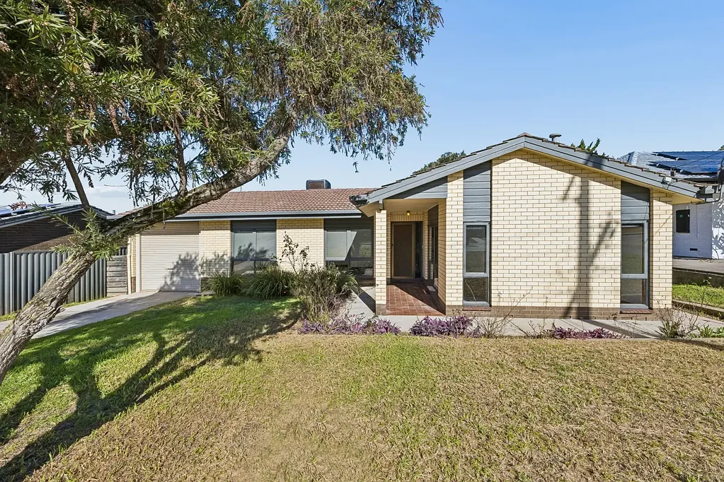 Morphett Vale 3બેડરૂમ Charming Family Home on 720m² with Development Potential (STCC)