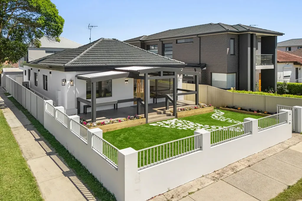 Lidcombe 6ห้องนอน Multi-income generating home on prime corner block