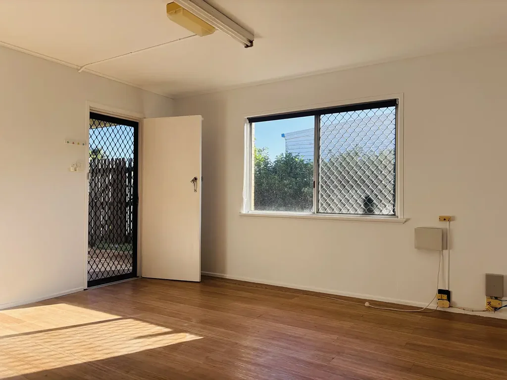 TWO BEDROOM UNIT IN CONVENIENT LOCATION