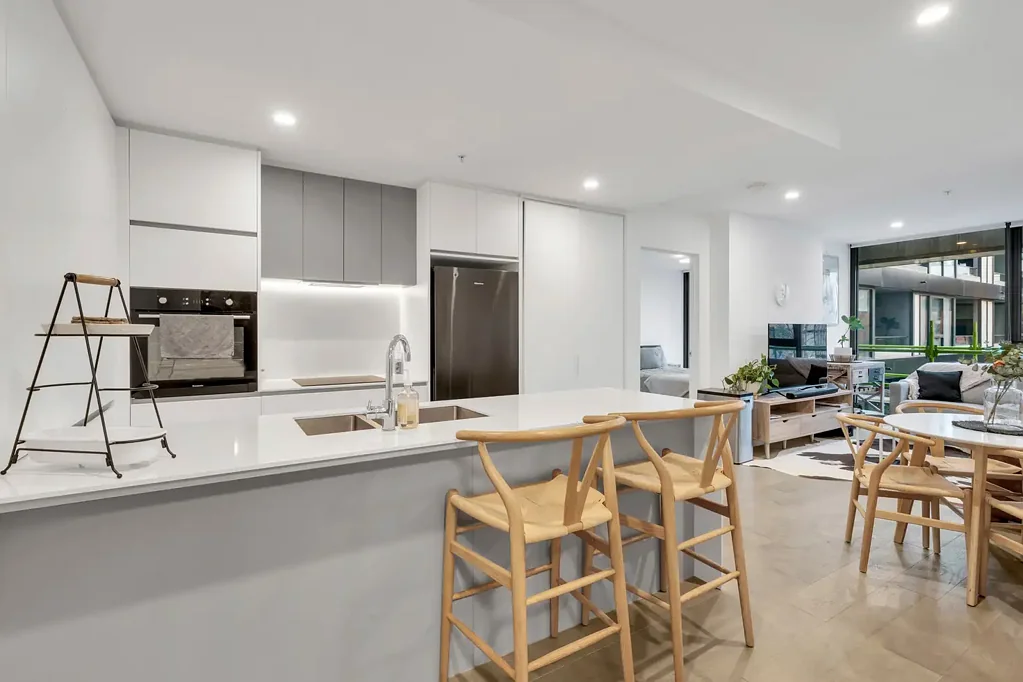 Moonee Ponds 2房 Moonee Ponds核心地段 开放式设计 私人阳台比萨烤箱 优质电器 主卧套间 浴室 停车位 屋顶泳池 健身房 步行生活圈 Contemporary Living in the Heart of Moonee Ponds