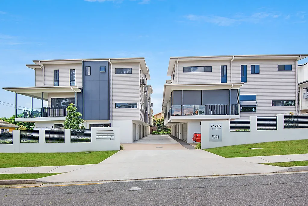 TOWNHOME WITH CONTEMPORARY FINISHES - QUIET & SECLUDED STREET - AIRCON
