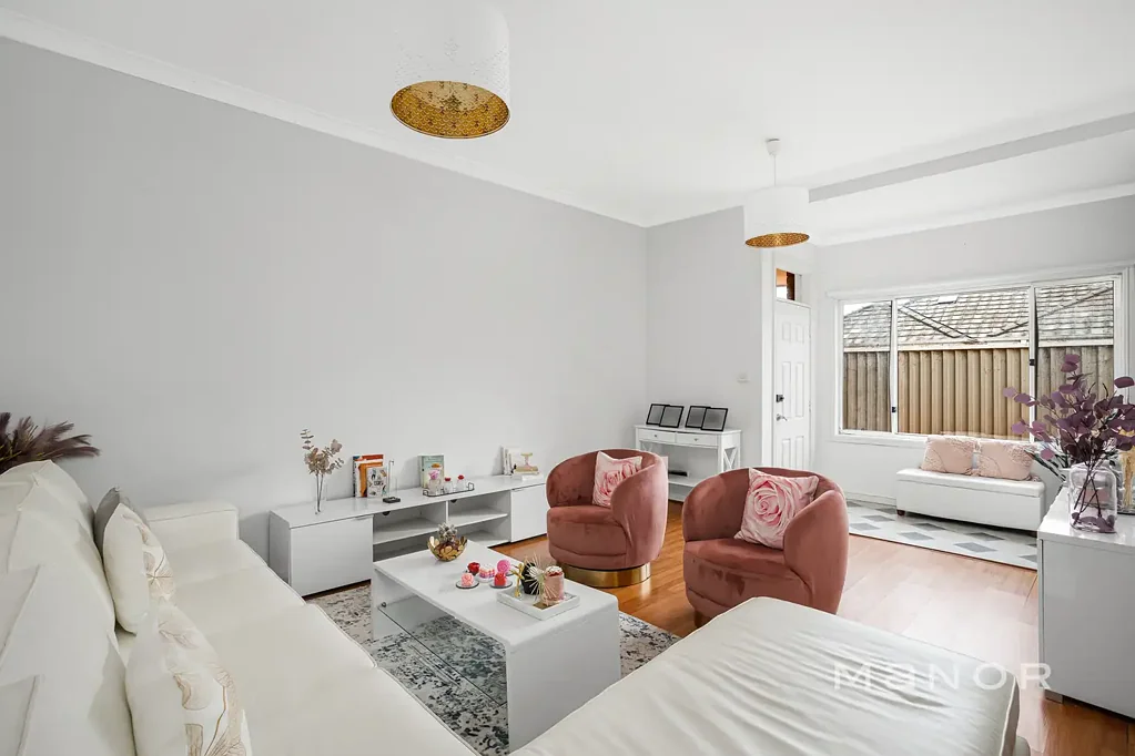 Baulkham Hills 3 Bedroom Walking distance to Shops & City buses!
