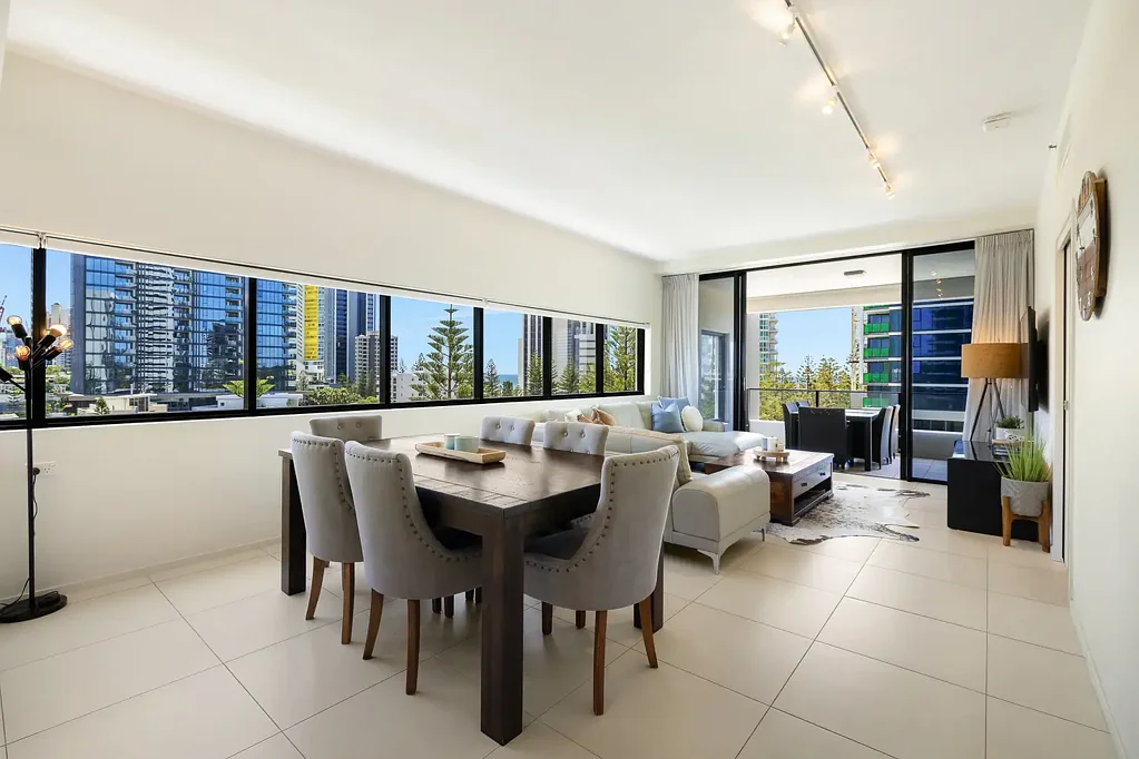 Broadbeach 3침실 Lifestyle, Location and Ocean Views