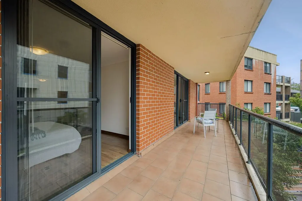 Strathfield 2Kwarto RARE 129SQM DOUBLE BRICK APARTMENT IN CONVENIENT LOCALE