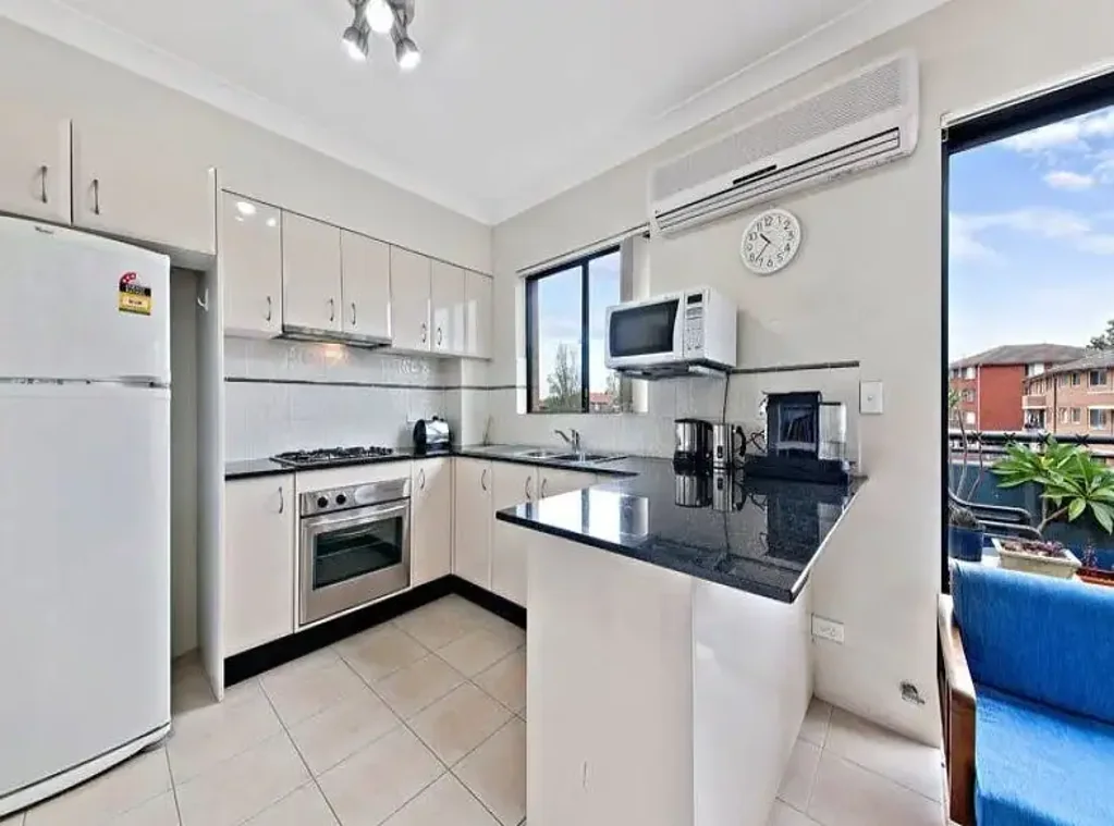 Well presented 2 Bedroom security unit, close to buses.