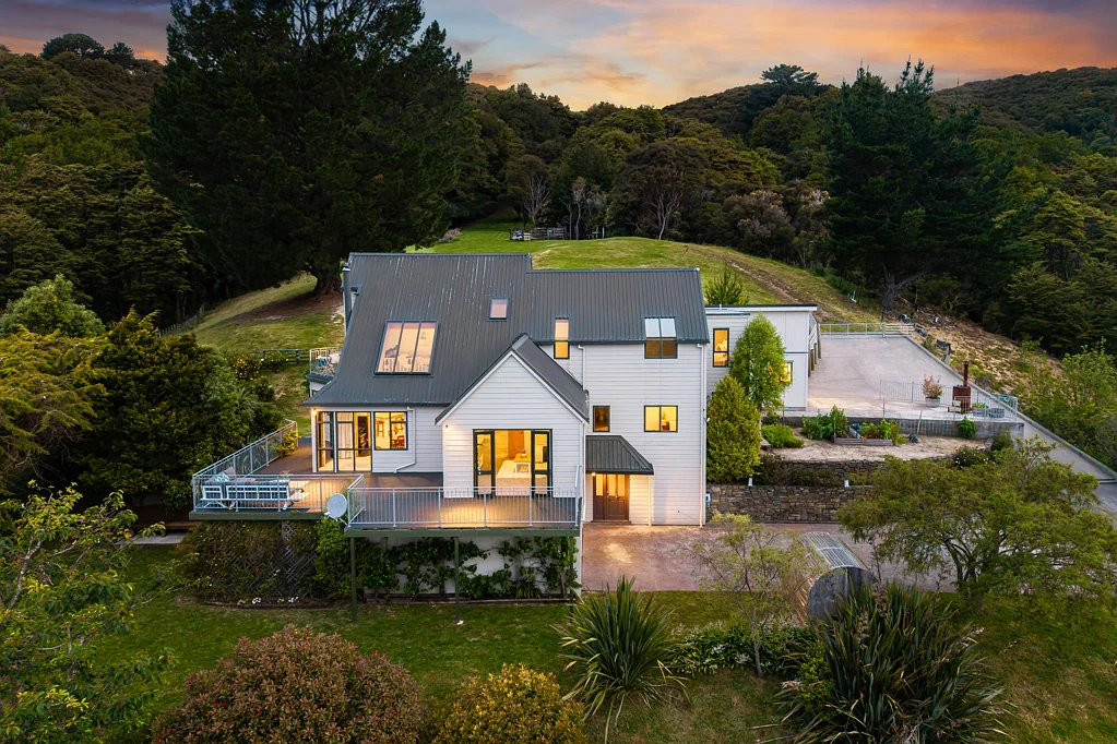 Whitemans Valley 5房  Space, Views & Lifestyle Living