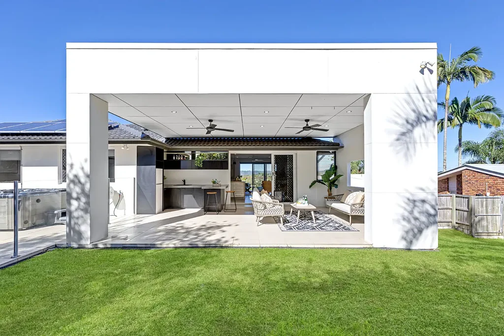Bli Bli 6 Slaapkamer Executive 4 Bedroom Home Plus 2 Bedroom Apartment – Outstanding Dual Living Opportunity!