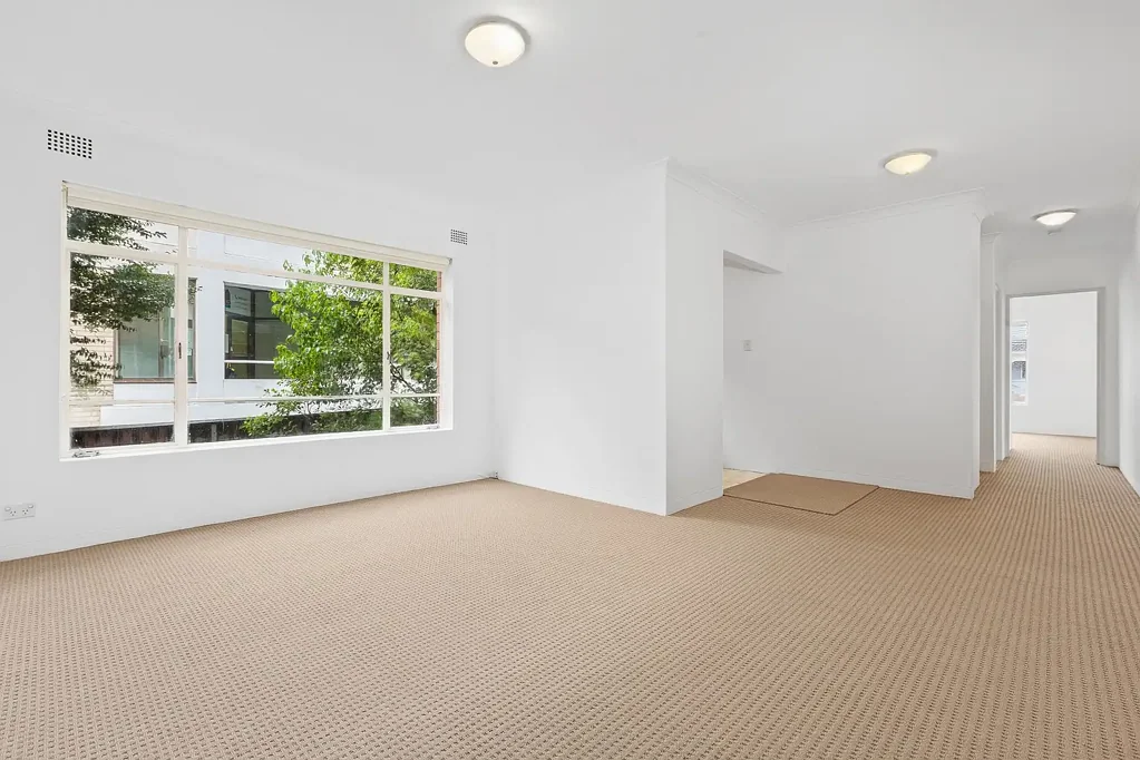 UPDATED BEDROOM IN CENTRAL LOCATION OF CHATSWOOD