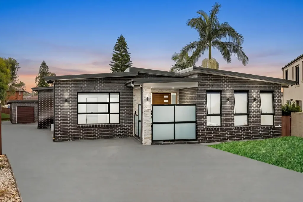 Chester Hill 9房 三套独立住宅 961.1㎡地块 私人翻新 租赁潜力巨大 步行生活圈 宽敞起居 现代厨卫 开放户外 太阳能 Huge flexible retreat offers vast dual living scope