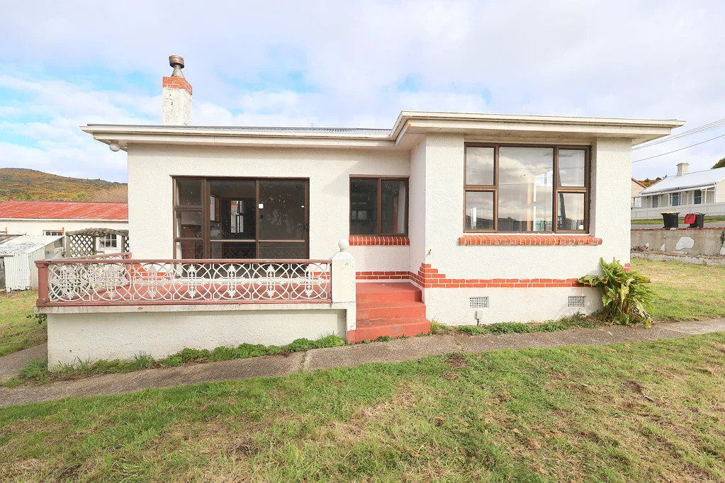 Bluff 3침실 Coastal Opportunity With Space And Potential!