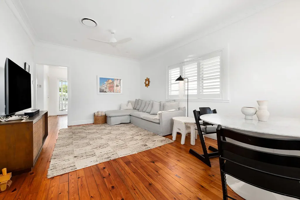 RENOVATED NORMAN PARK RESIDENCE WITH STUNNING AREA VIEWS