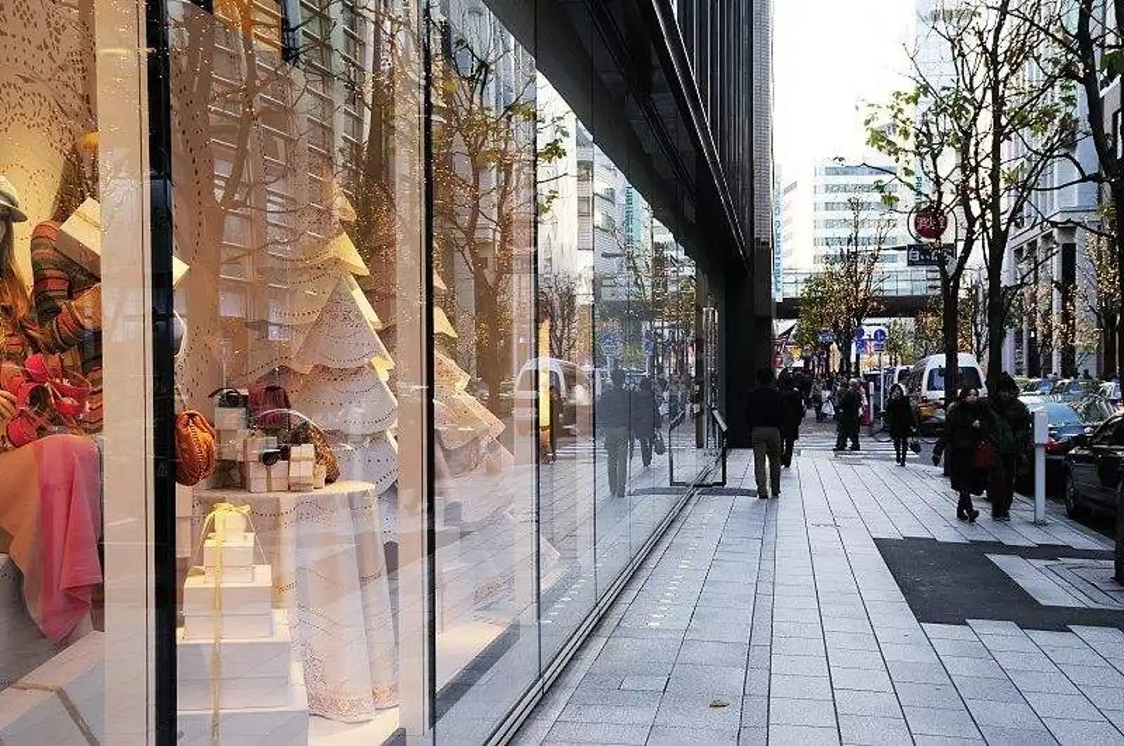 快时尚开店策略变了，ZARA在核心商圈撤店、优衣库“下乡”…