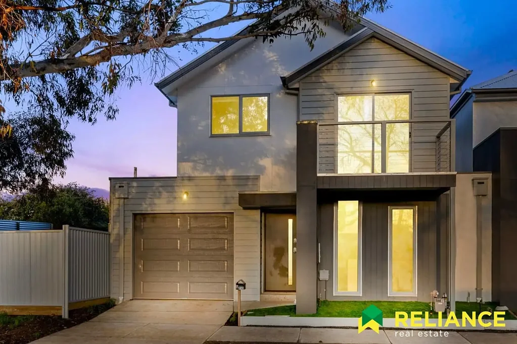 Stylish Townhouse Offering Modern Comfort & Convenience