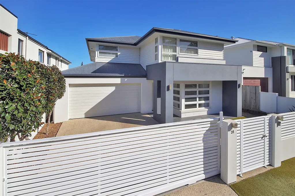Stretton 5 Bedroom Contemporary Luxurious Living in Stretton 888