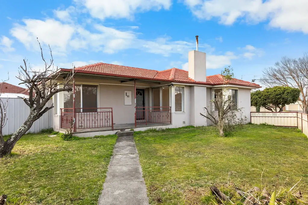 Spacious family Home with Outdoor Kitchen / Optional 4th Bedroom