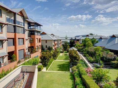 Jolimont 3 Bedroom Lovely Tree Outlook