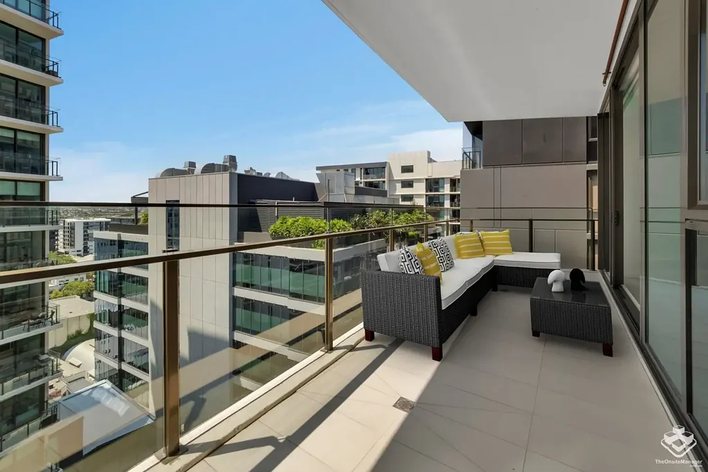 Large 2 Bedroom Unit With Great Views
