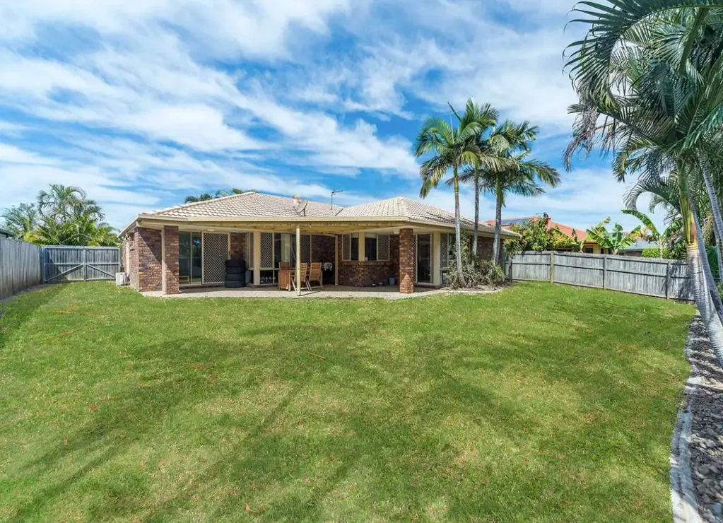 Large Single-Level Family Home in Prime Location!