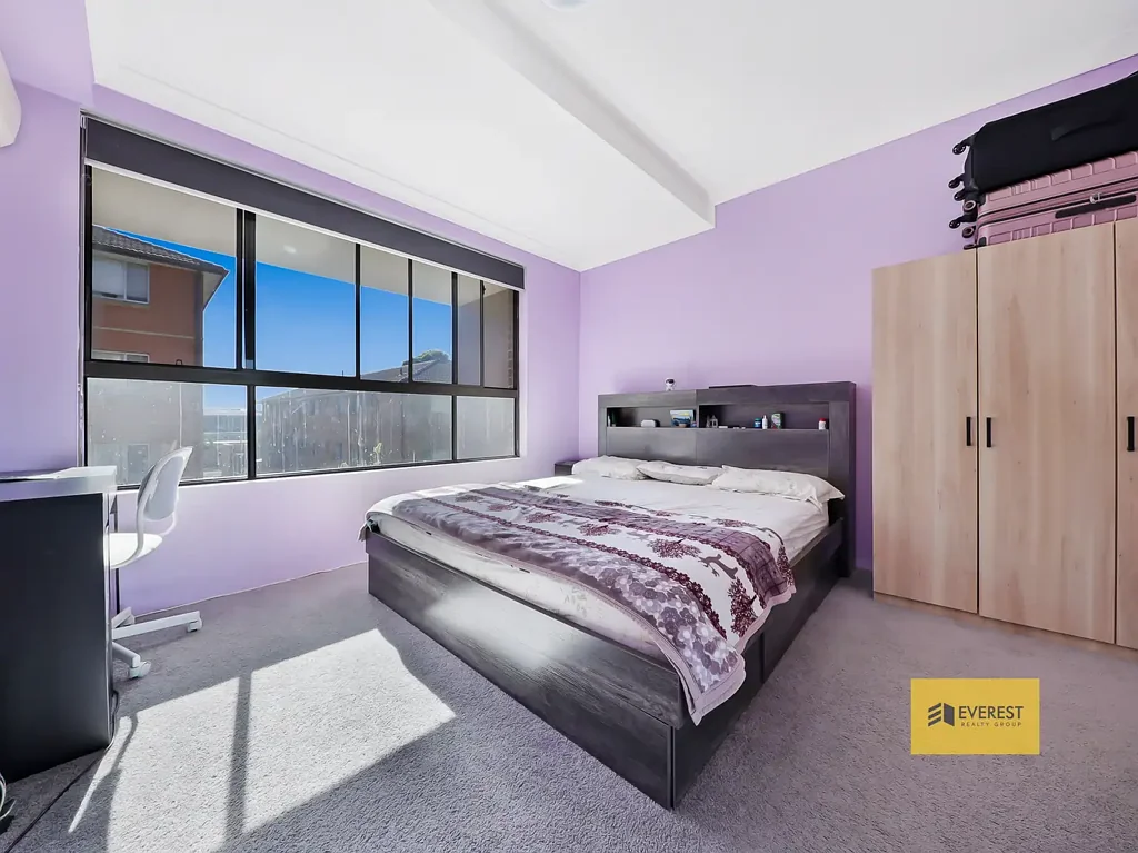 Homebush West 2房 宽敞错层设计 自然光充沛 私人庭院巨大 现代厨房电器齐全 地下安全停车 步行至Flemington站 生活便利设施近 Luxury Split-Level Living in the Heart of Homebush West