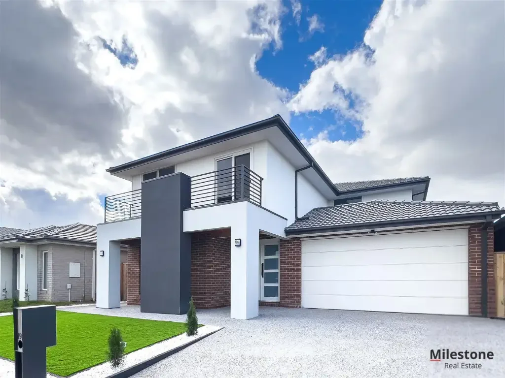 Spacious & Stylish 5-Bedroom Family Home in Thriving Fraser Rise