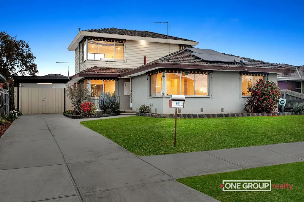Lalor 5chambre Updated Double-Storey Home with Granny Flat – Dual Living Opportunity!