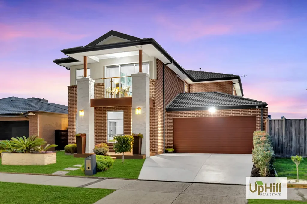 Clyde North 4 Bedroom Berwick Waters Beauty on Sundaze Street