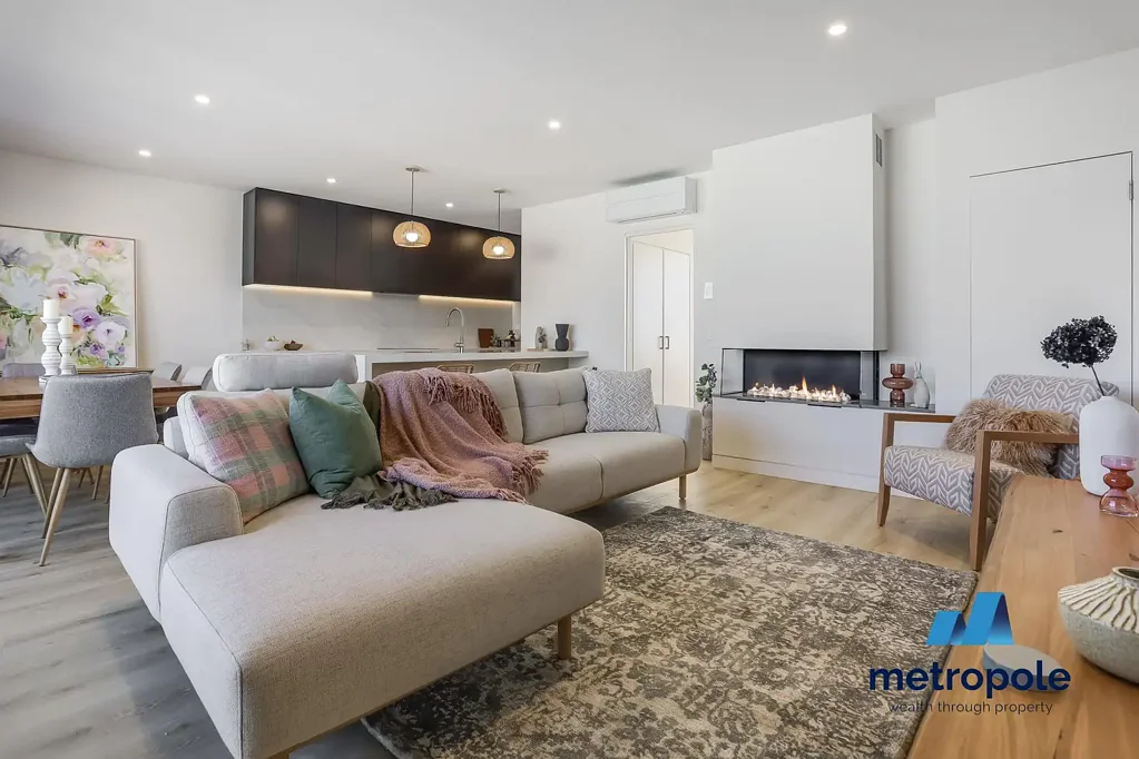 BAY VIEWS, BEACH ACCESS, PRIVATE LIFT