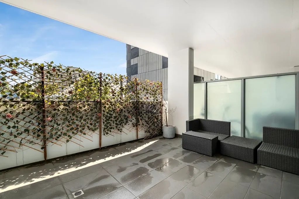 Prahran 1Moenga Trilogi One bedroom apartment with large balcony! Location! Location! Location!
