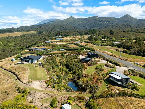 Mangorei 4房  Stunning Lifestyle Property, With Income!