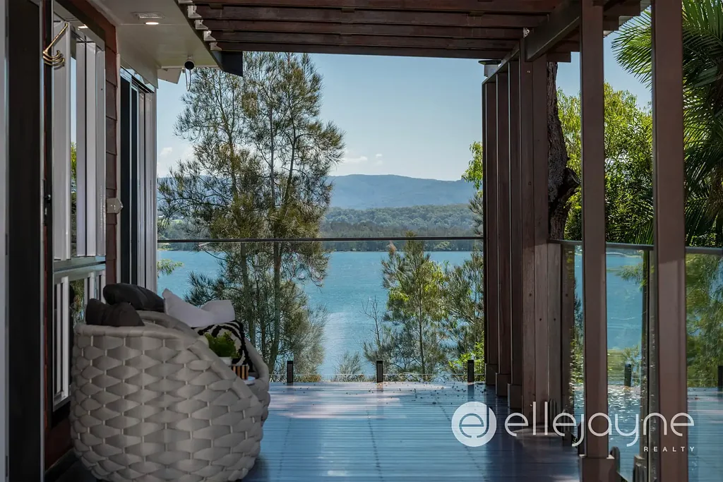 Balcolyn 2ห้องนอน RENOVATED THREE-BEDROOM HOME WITH LAKE VIEWS, DUAL-OCCUPANCY POTENTIAL, ELEVATOR AND BRILLIANT TIMBER DECK ON WATERFRONT RESERVE BLOCK
