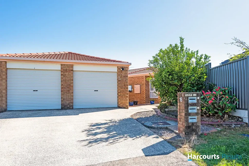 Lowset private duplex in quite street, walking distance to park & transport.