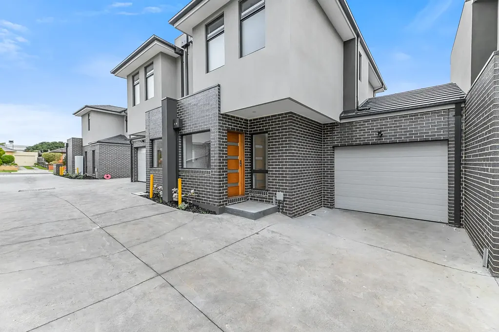 Modern Two Bedroom Townhouse (Gardening Included)