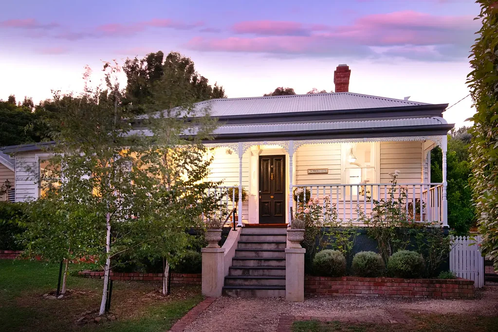 Castlemaine 4 Bedroom Pangbourne: A Rare Urban Sanctuary with a Country Soul