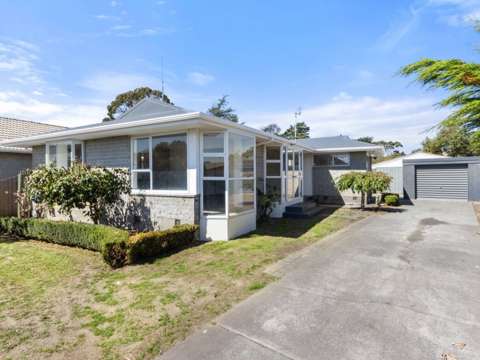Bromley 3部屋 Need Large Garaging, Sun And 3 Bedrooms