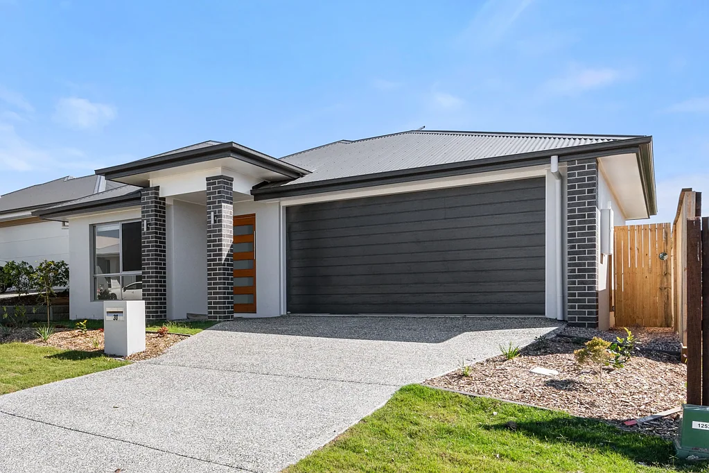 New Beautiful Family Home in Heart of Ripley