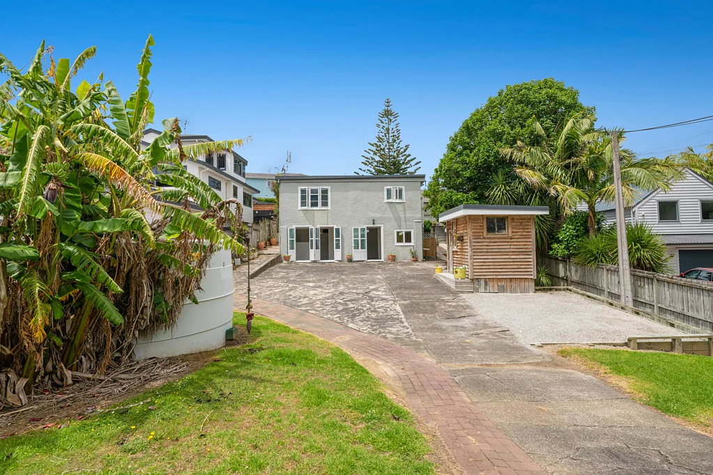 Stanmore Bay 2房  Affordable Beachside Buy: Dual Living on 809sqm