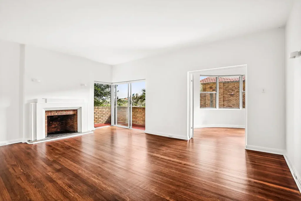 Spacious Three Bedroom Apartment With Carspace