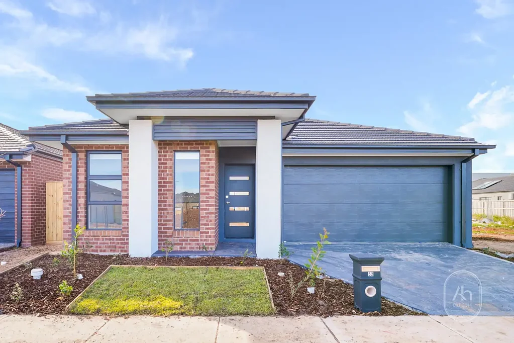 Modern Charm Meets Convenience ｜Three-Bedroom House in Weir Views
