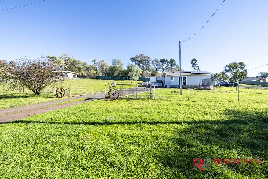 Geurie 2ห้องนอน Village Charm on a Spacious Half-Acre Block!
