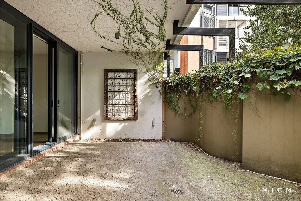 Spectacular two bedroom apartment at the highly sought after ’Chevron Green’ complex.