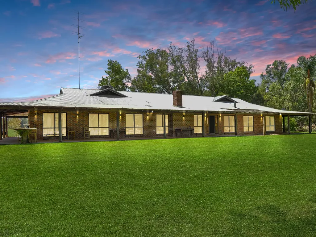 Hamel 6房  Exceptional and unique large family home on acreage. 6 x 2.5